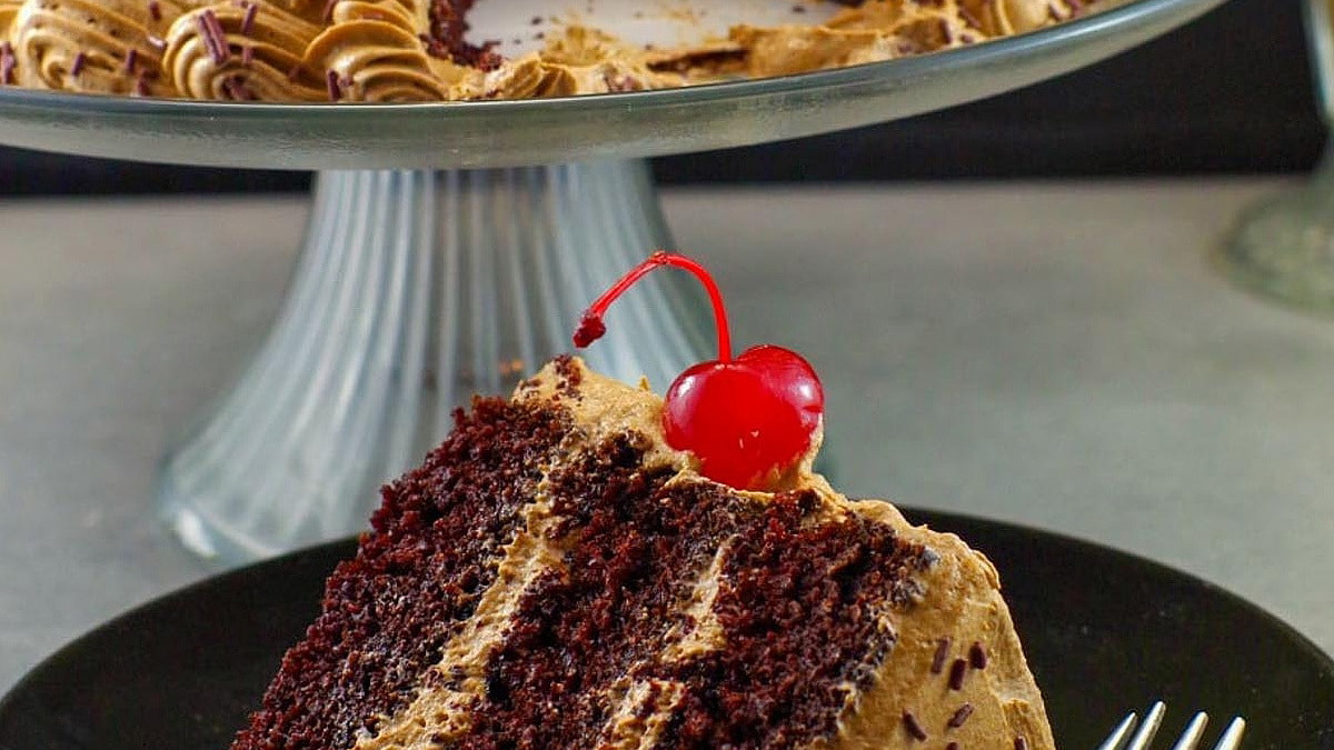 Ultimate Root Beer Float Layer Cake – Moist Chocolate Cake with Root Beer Flavored Frosting