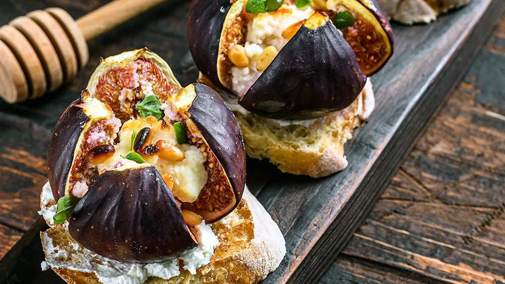 Image of Tostas de higos asados, queso crema y miel