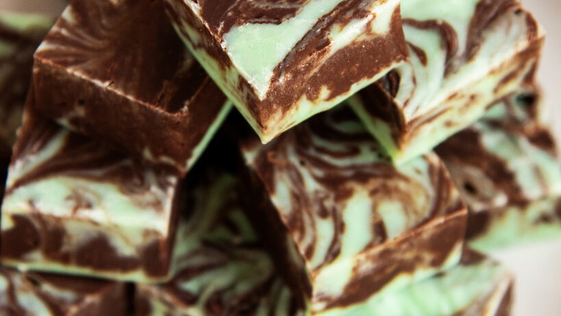 Quick & Creamy Mint Chocolate Fudge with Mint Extract – 15-Min Dessert Squares