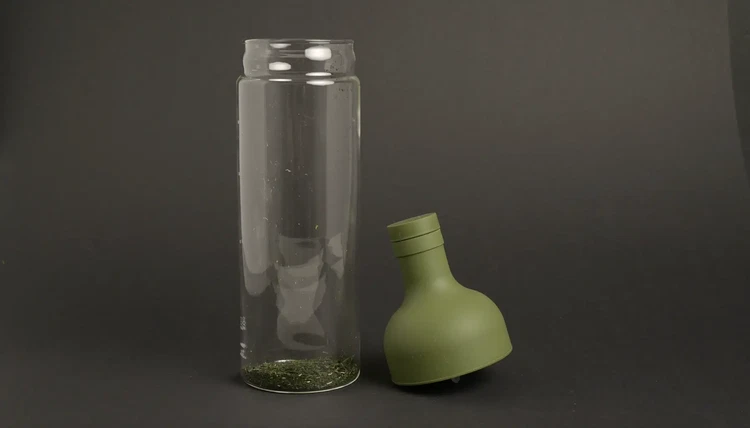 Image of Place 5–10 g of gyokuro leaves at the bottom of a clean pitcher or glass.