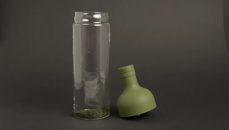 Image of Place 5–10 g of gyokuro leaves at the bottom of...