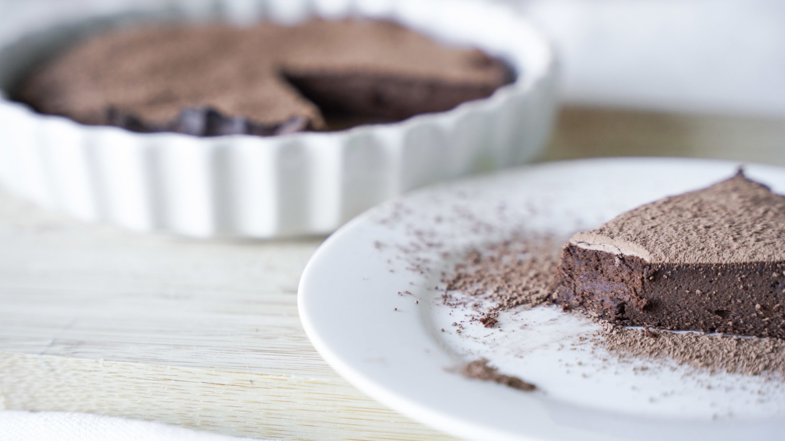 Simple flourless chocolate cake