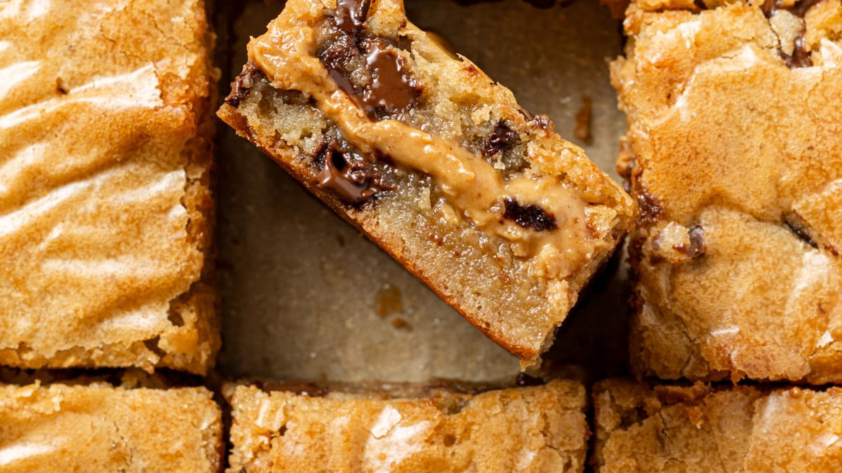 Ultimate Peanut Butter Flavor Extract Blondies — Gooey Nutty Blondie Squares