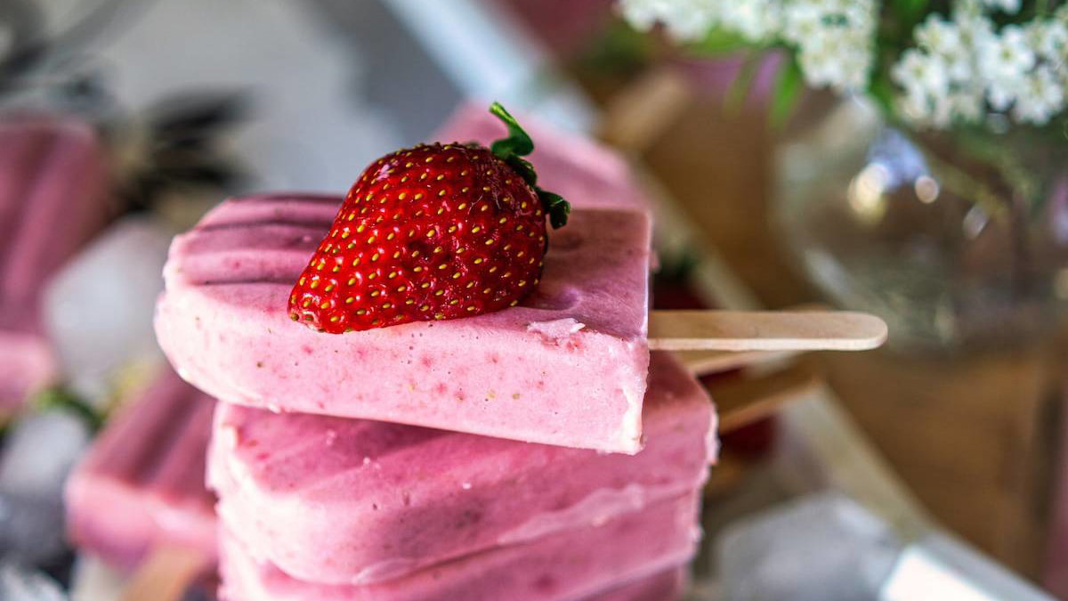 No‑Blend Strawberry Creamsicle Pops with Creamy Sweetened Condensed Milk