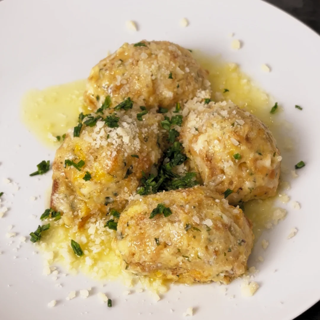 Südtiroler Käseknödel mit Salbeibutter