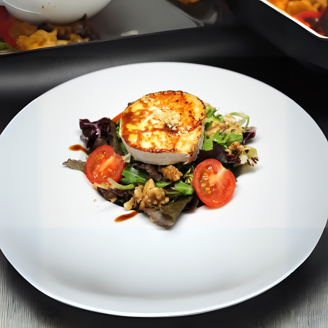 Image of Blattsalat mit Blütenpollen, Ziegenkäse und Honig-Dressing