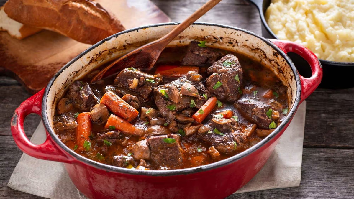 Bœuf bourguignon — recette régionale de Bourgogne-Franche-Comté 🍷🥓🍄