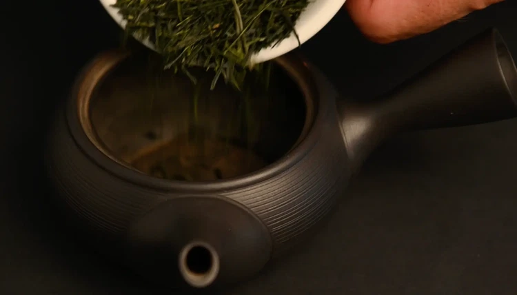 Image of Place 5 g of gyokuro into the warm, dry kyusu. Gently level the leaves.