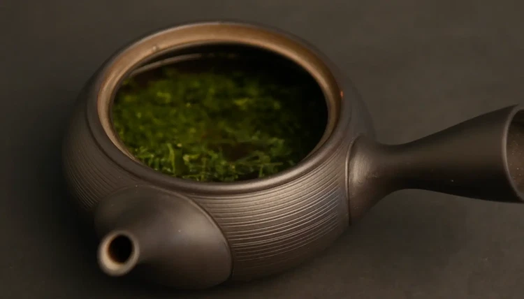 Image of Pour in 150 ml of 60 °C (140 °F) water, just enough to cover the leaves. Steep for 120 seconds without swirling or stirring.