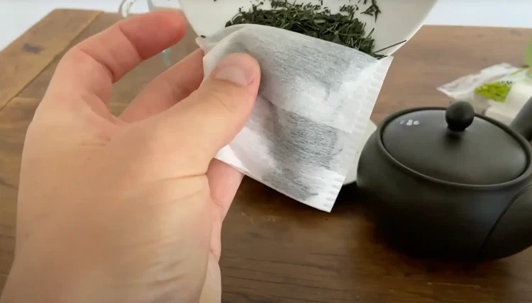 Image of Set aside 5 g of gyokuro leaves (about one heaping tablespoon) and carefully place them into the tea bag.
