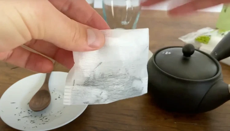 Image of The tea bag is now ready to use. You can brew immediately or prepare several in advance for travel.
