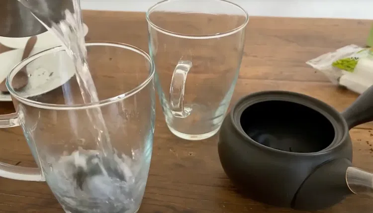 Image of Heat water to 60 °C (140 °F). Place the tea...