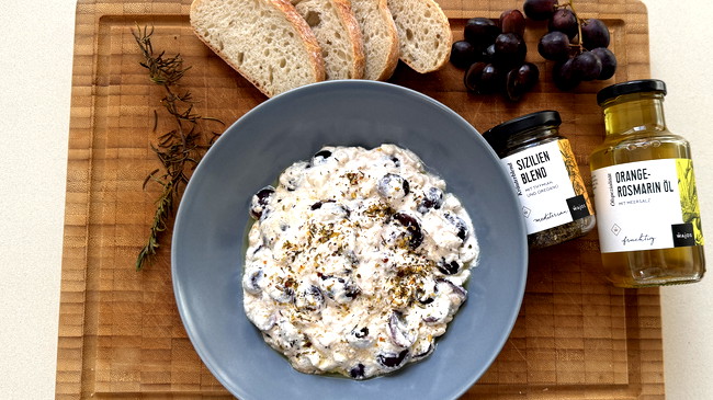 Image of Gebackener Feta aus dem Ofen mit Trauben