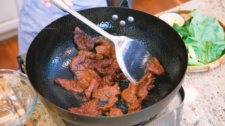 Image of Add the beef to the wok and stir over high heat for 2 minutes or until the meat is slightly charred. Remove the beef from the wok but leave the oil behind.