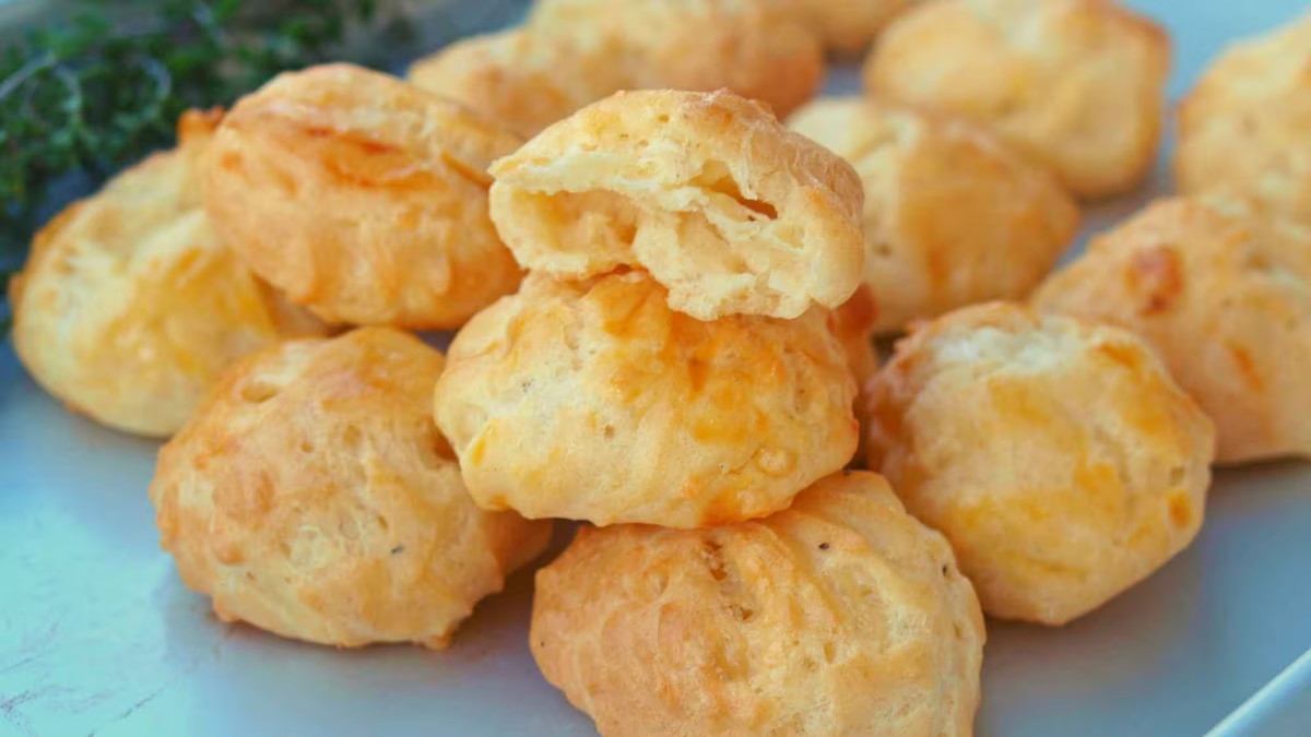Gougères — recette régionale de Bourgogne-Franche-Comté 🧀✨