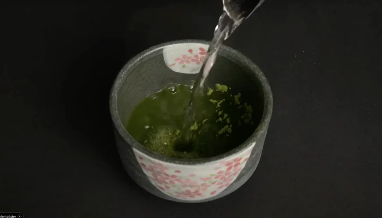 Image of Add 120 ml (½ cup) of the heated water into the matcha bowl.