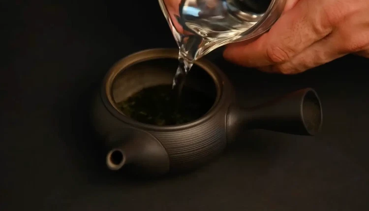 Image of Pour 150 ml of water into the teapot. Cover with the lid and let the tea steep for 1 minute. For fukamushi (deep-steamed) sencha: steep only 45 seconds.