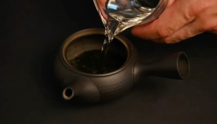 Image of Pour 150 ml of water into the teapot. Cover with...