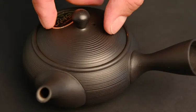 Image of Let the tea infuse for 30–45 seconds.