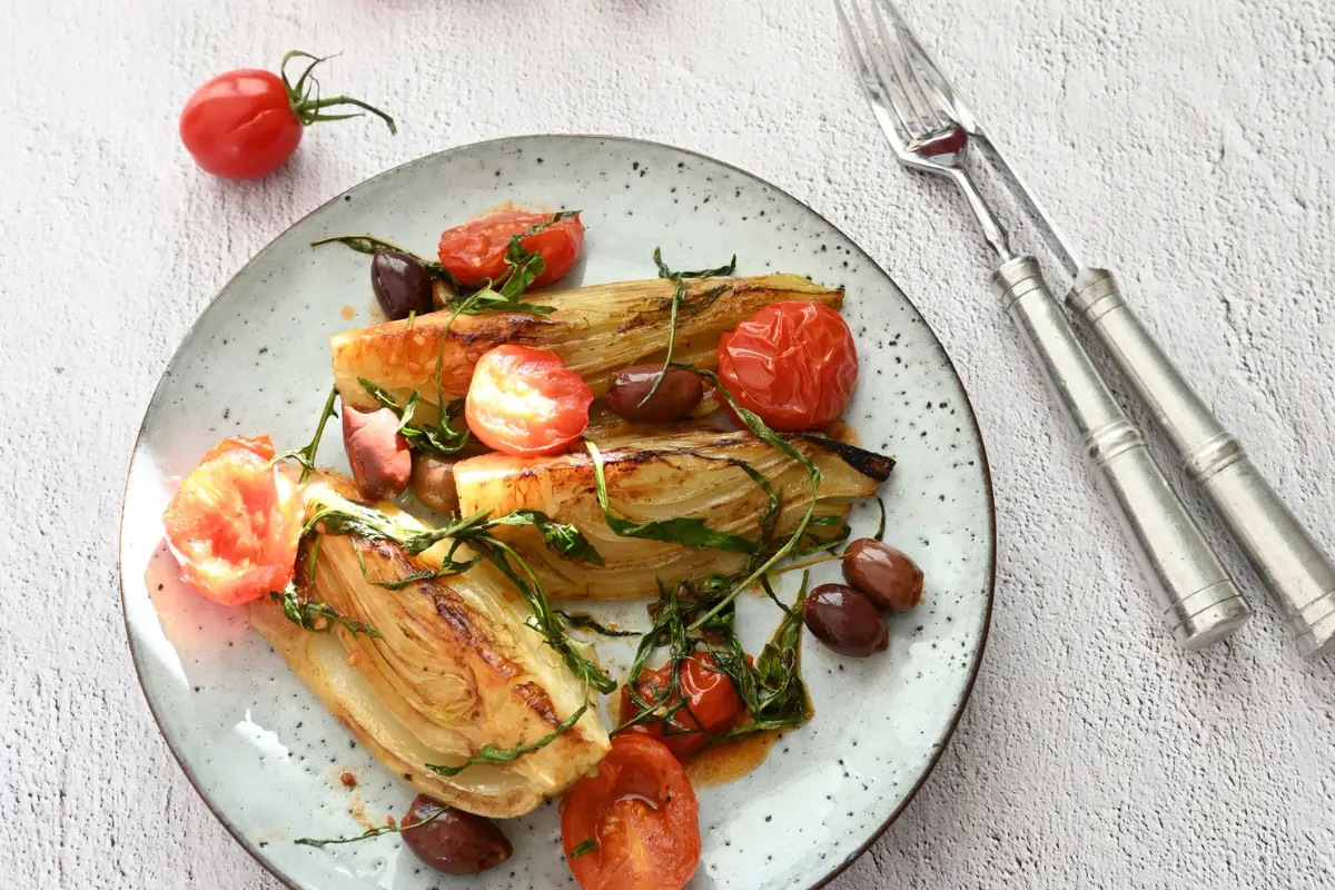 Gebratener Fenchel mit Rucola, Tomaten und Oliven