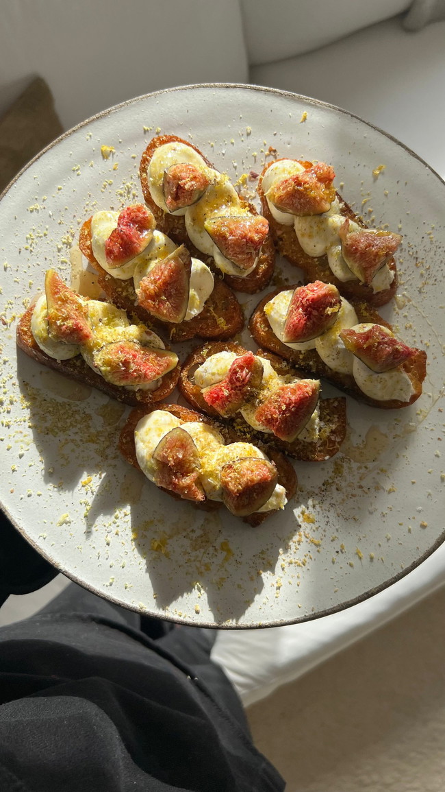 Image of Honey, Fig, and Ricotta Crostini