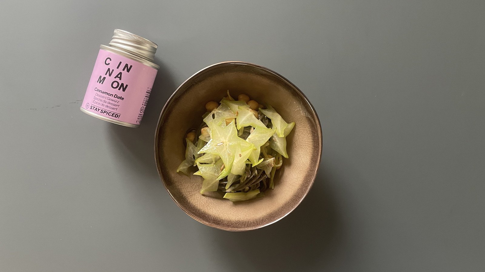 Image of Süße Sobanudeln mit Kichererbsen, Breiten Bohnen & Sternfrucht