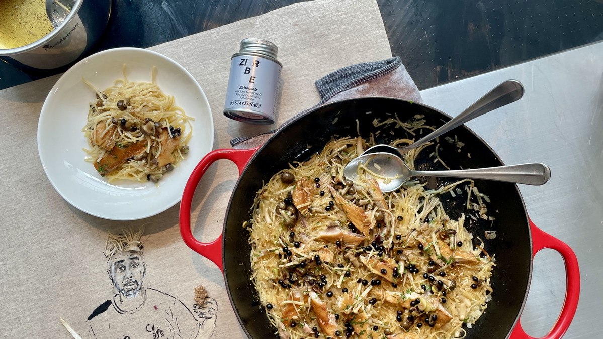 Fideuà von geräucherter Makrele mit Pilzen, Schwarzem Holler & Frühlingslauch