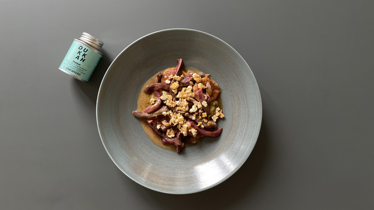 Schafschlögel kurz gebraten mit Airan-Sauce, geschmorten Grünen Tomaten, Feigen & Kuh-Frischkäse