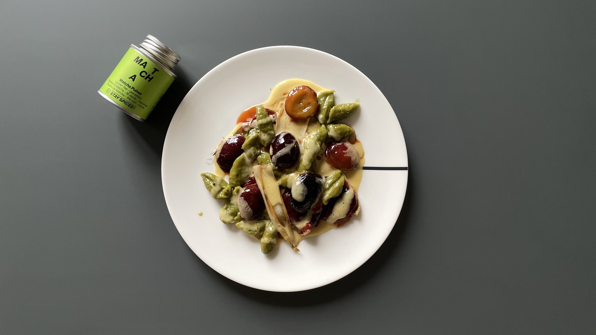 Matcha Nocken mit geschmorten Zwetschken, Süßkartoffelsud, Chicorée & Vanille-Sabayone