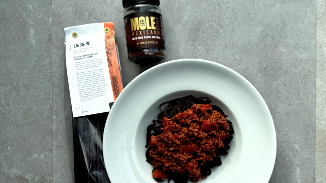 Image of Bolognese mit Schokolade Mole Sauce & Schoko-Linguine