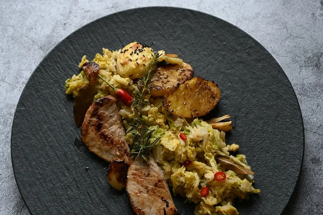 Image of Herzhafter Wirz mit Chili und knusprigen Kümmel-Kartoffeln
