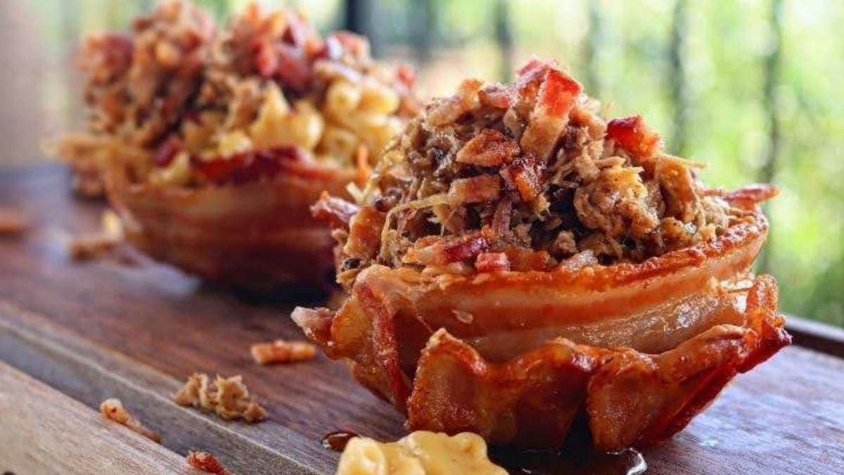 Image of Mac & Cheese Bacon Cups with Pulled Pork