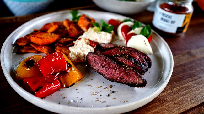 Image of Flanksteak mit Grillgemüse & Patatas Bravas Dip