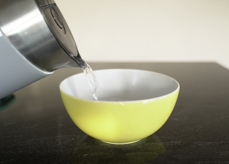 Image of Eine Schüssel mit heißem (nicht kochendes) Wasser vorbereiten.