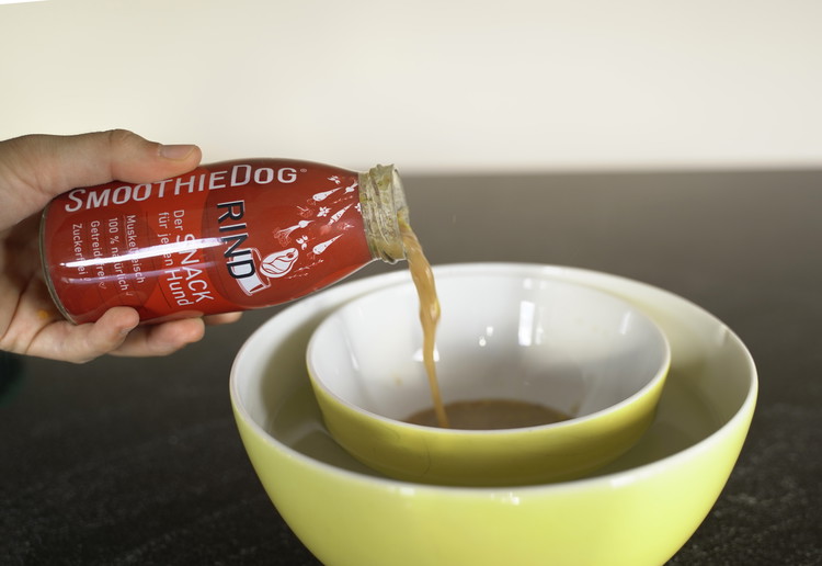 Image of Eine zweite Schüssel über der Schüssel mit dem heißen Wasser platzieren und den SmoothieDog Hundesmoothie (300ml) in diese einfüllen.