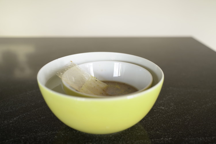 Image of Nun die Gelatine-Blätter hinzugeben und unter stätigem Rühren warten, bis sich diese komplett aufgelöst haben.