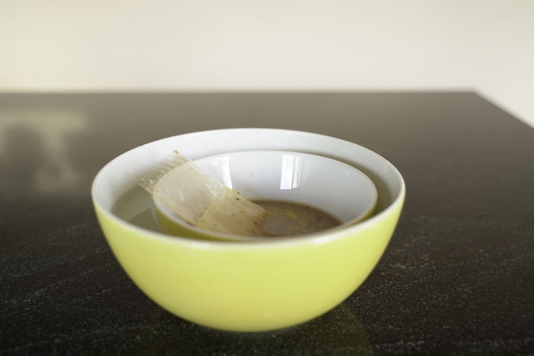 Image of Nun die Gelatine-Blätter hinzugeben und unter ständigem Rühren warten, bis...