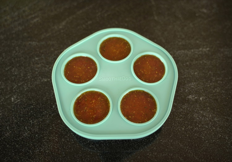 Image of Anschließend die Masse in die  Eisform geben und diese für 2h im Kühlschrank kaltstellen bis die Masse eine gummibärchenartige Konsistenz erreichen.
