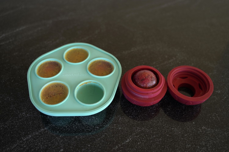 Image of Danach kann die Gummibärchen-Kugel aus der Eisform genommen werden und den Schleckball gelegt werden.