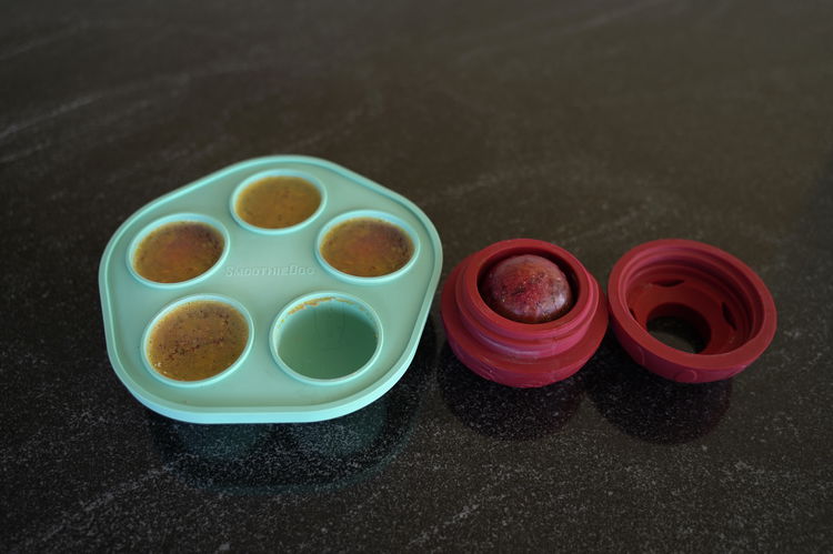 Image of Danach kann die Gummibärchen-Kugel aus der Eisform genommen werden und...