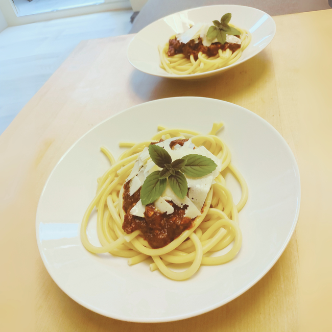 Bucatini mit Tomaten-Kaffee-Sauce, Chorizo und Lindenblütenhonig