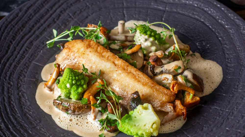 Image of Stegt rødtunge med svampe og romanesco 