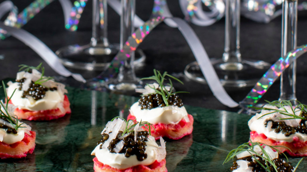 Image of Kaviar på rødebedevaffel med creme fraiche og skalotteløg
