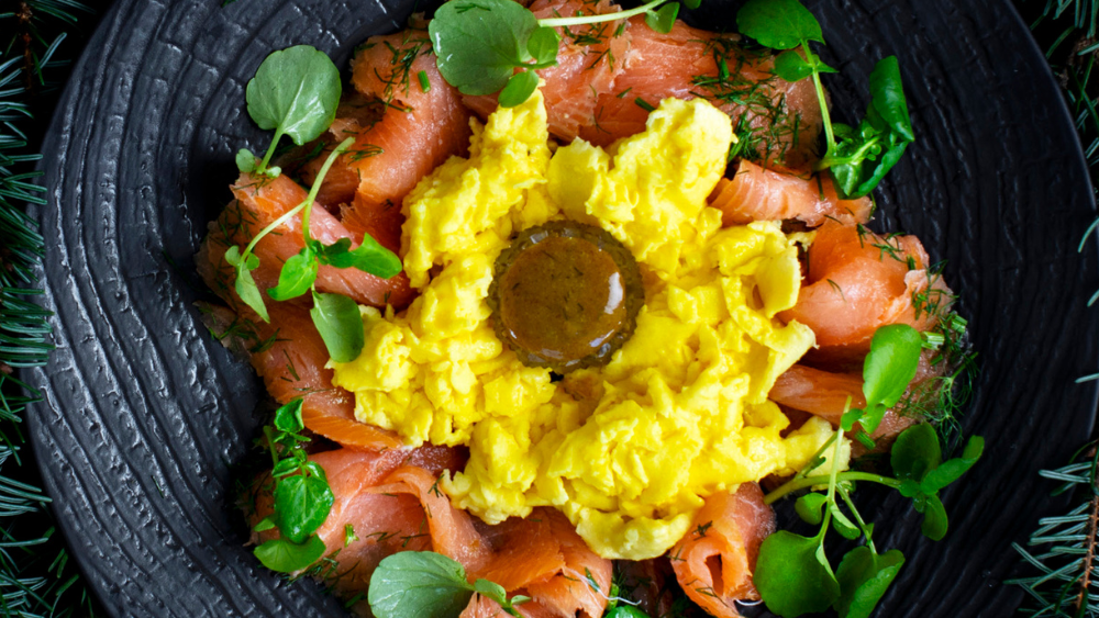 Image of Gravad laks med trøffelrøræg og dilddressing