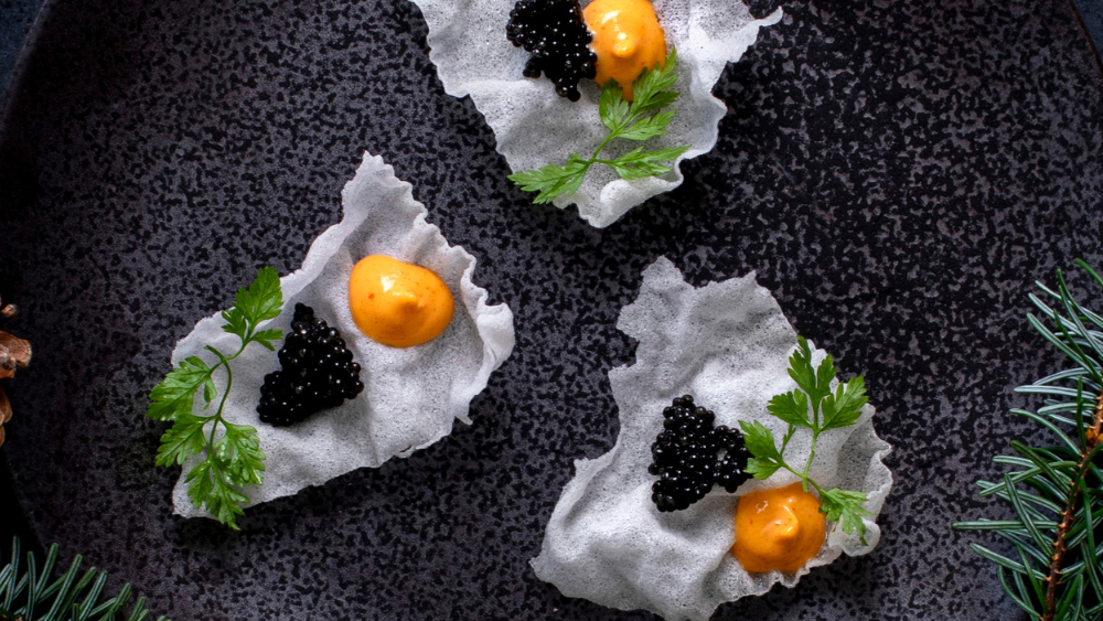 Image of Oscietra caviar på sprøde rejechips med tomatmayo