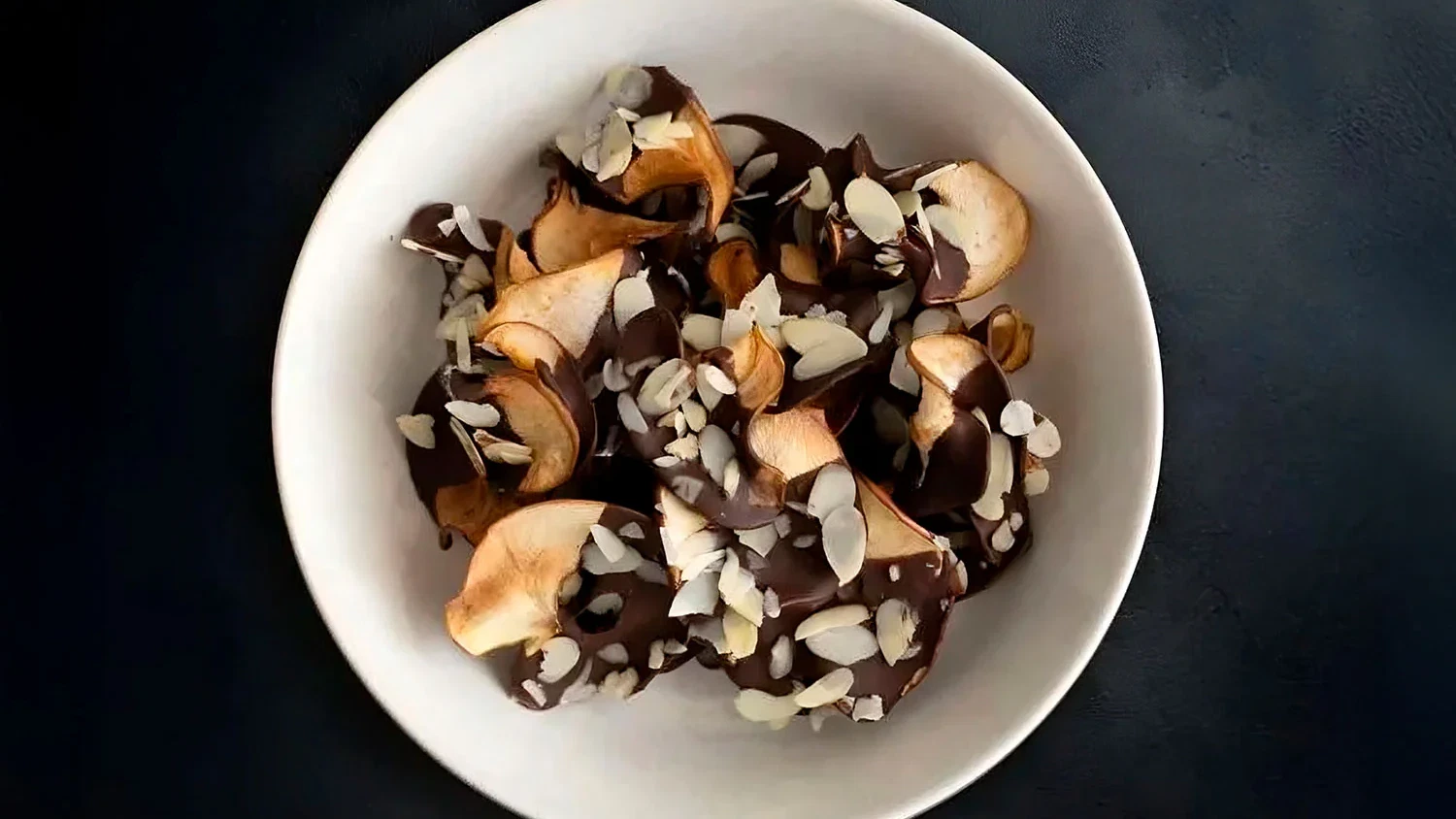 Image of Chips de manzana y pera bañados en chocolate