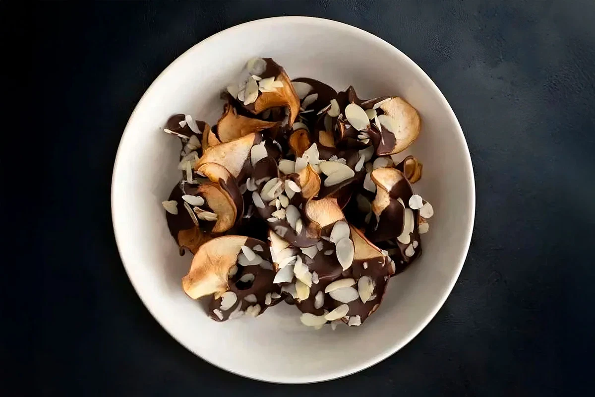 Chips de manzana y pera bañados en chocolate