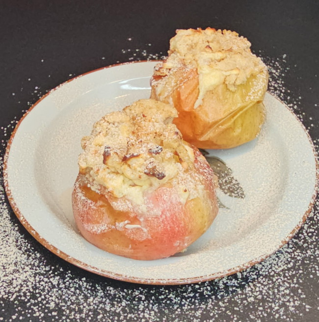 Image of Käsekuchen im Apfel mit Streuseln