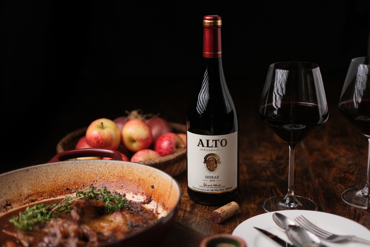 Pan-roasted Pork Chops with Apples and Alto Shiraz 