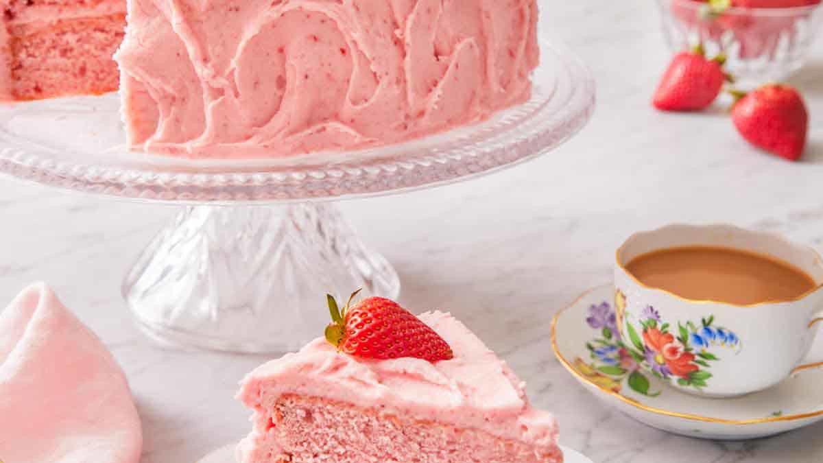 Ultra-Moist Strawberry Layer Cake with Oil-Soluble Strawberry Extract